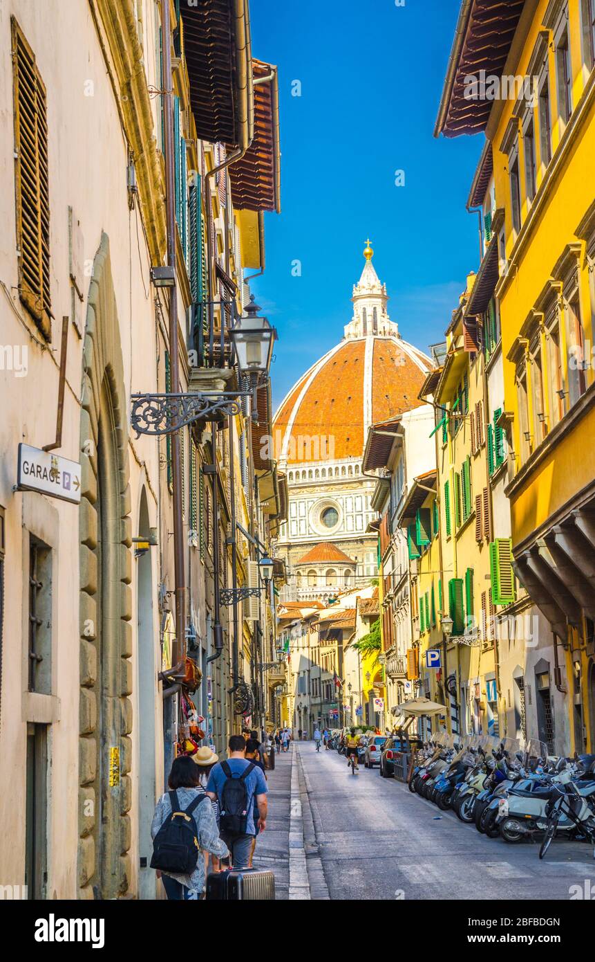 Duomo di Firenze, Cattedrale di Santa Maria del Fiore, Basilica di Santa Maria del Fiore, vista da strada stretta in cit storico Foto Stock