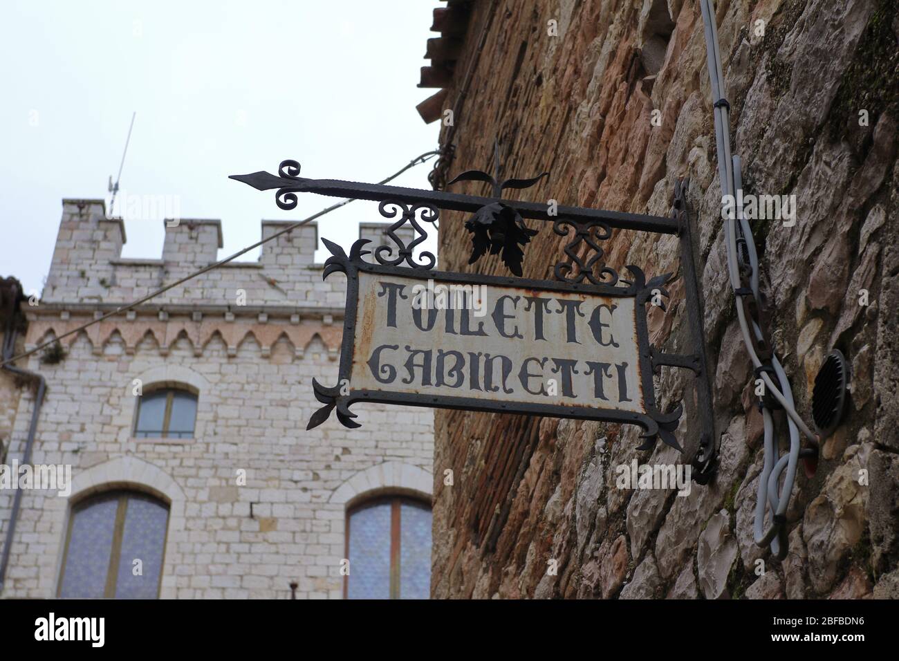 Assisi, Italia - 11/30/2019: Le strade del borgo medievale di Assisi Foto Stock