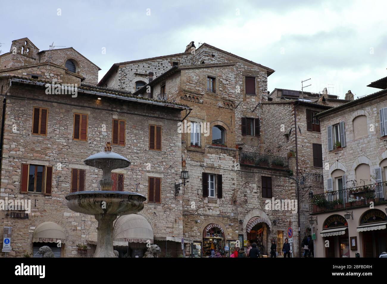 Assisi, Italia - 11/30/2019: Le strade del borgo medievale di Assisi Foto Stock