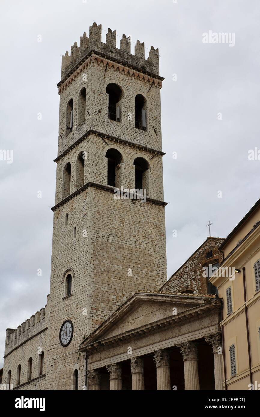 Assisi, Italia - 11/30/2019: Le strade del borgo medievale di Assisi Foto Stock