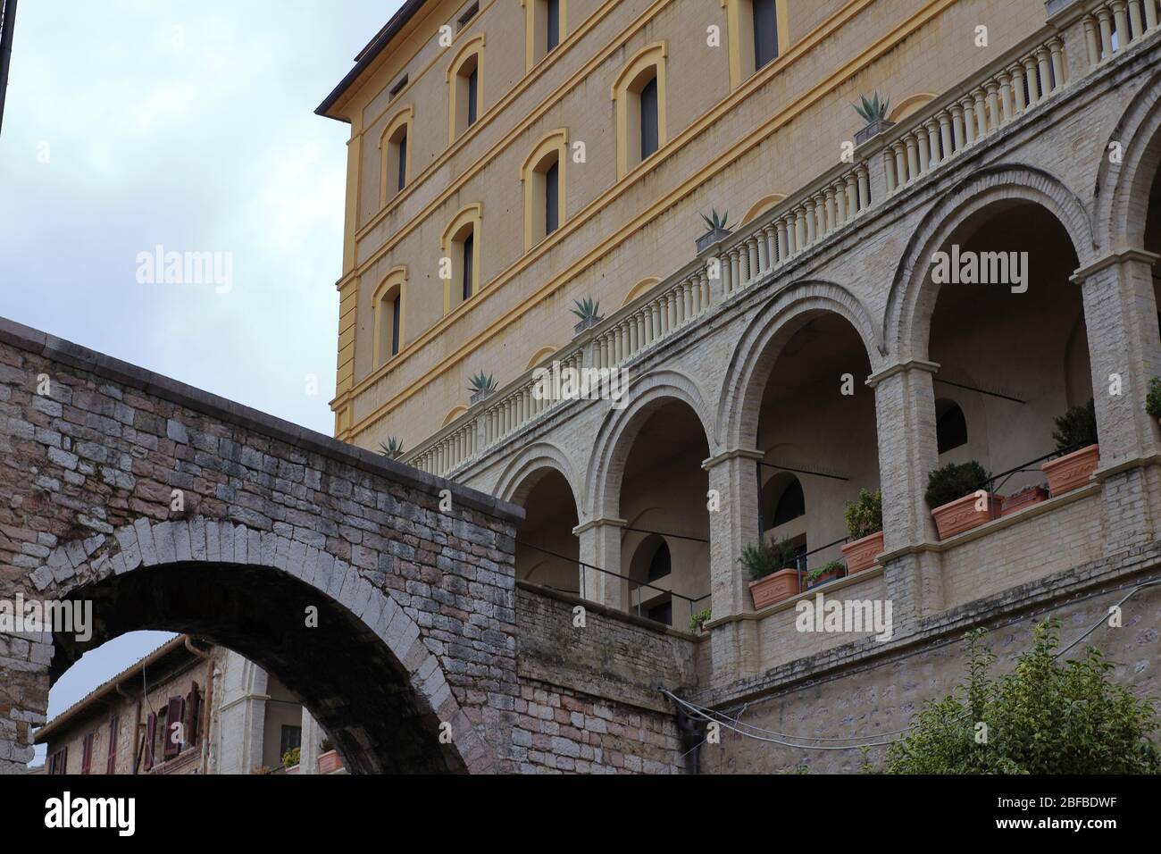 Assisi, Italia - 11/30/2019: Le strade del borgo medievale di Assisi Foto Stock