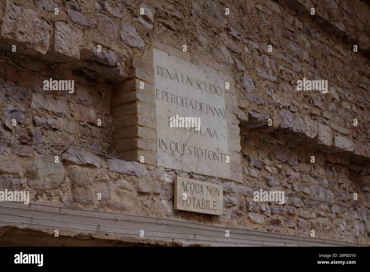 Assisi, Italia - 11/30/2019: Le strade del borgo medievale di Assisi Foto Stock