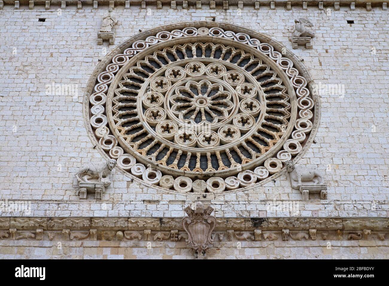 Assisi, Italia - 11/30/2019: Le strade del borgo medievale di Assisi Foto Stock