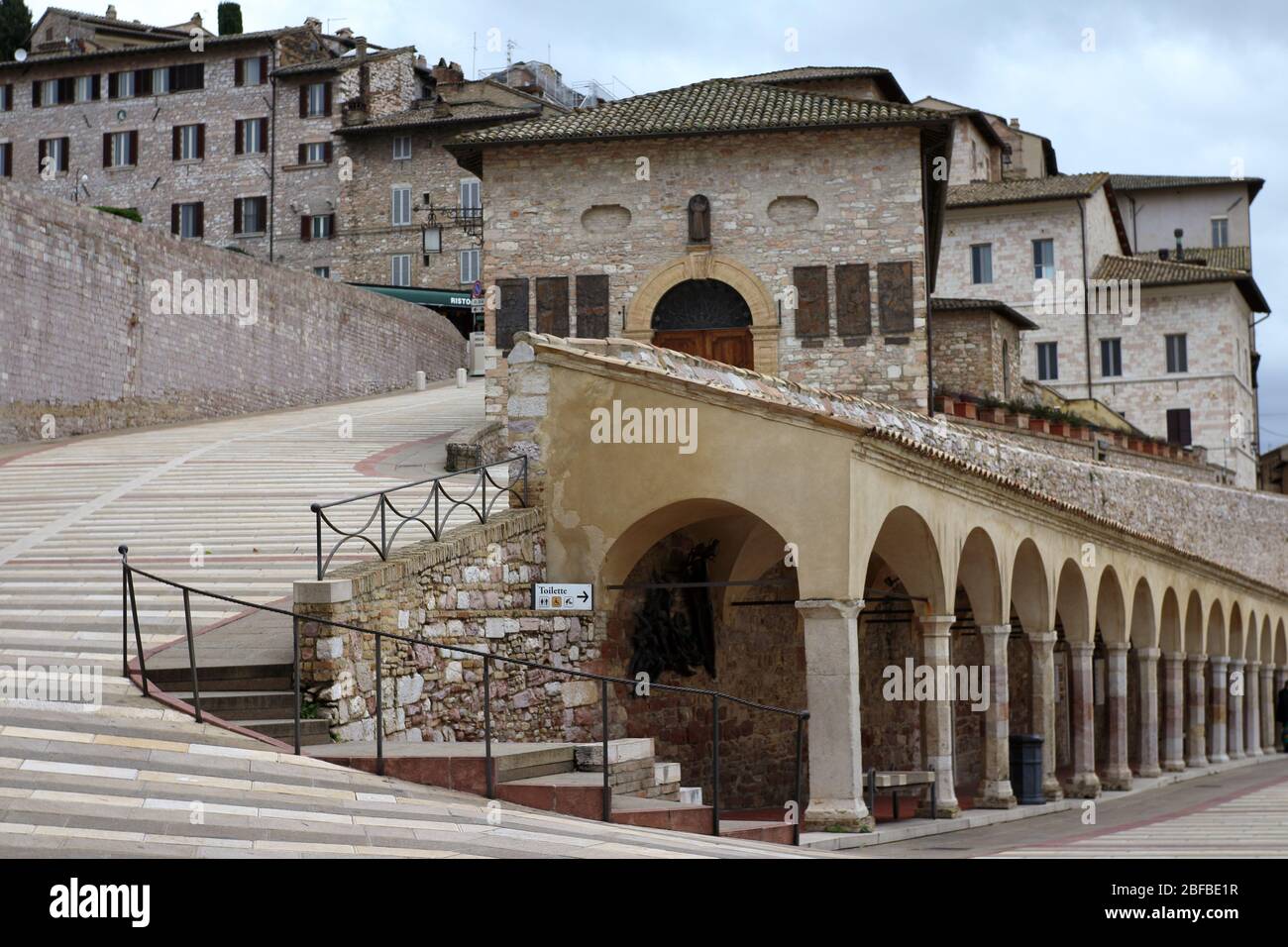 Assisi, Italia - 11/30/2019: Le strade del borgo medievale di Assisi Foto Stock