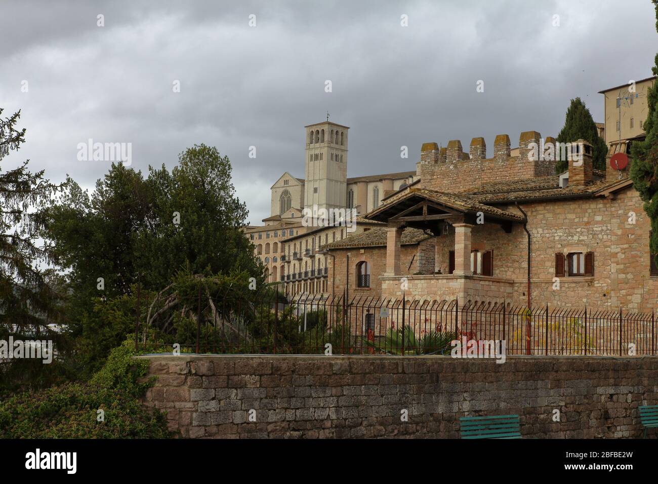 Assisi, Italia - 11/30/2019: Le strade del borgo medievale di Assisi Foto Stock