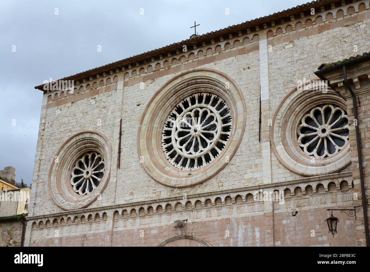 Assisi, Italia - 11/30/2019: Le strade del borgo medievale di Assisi Foto Stock