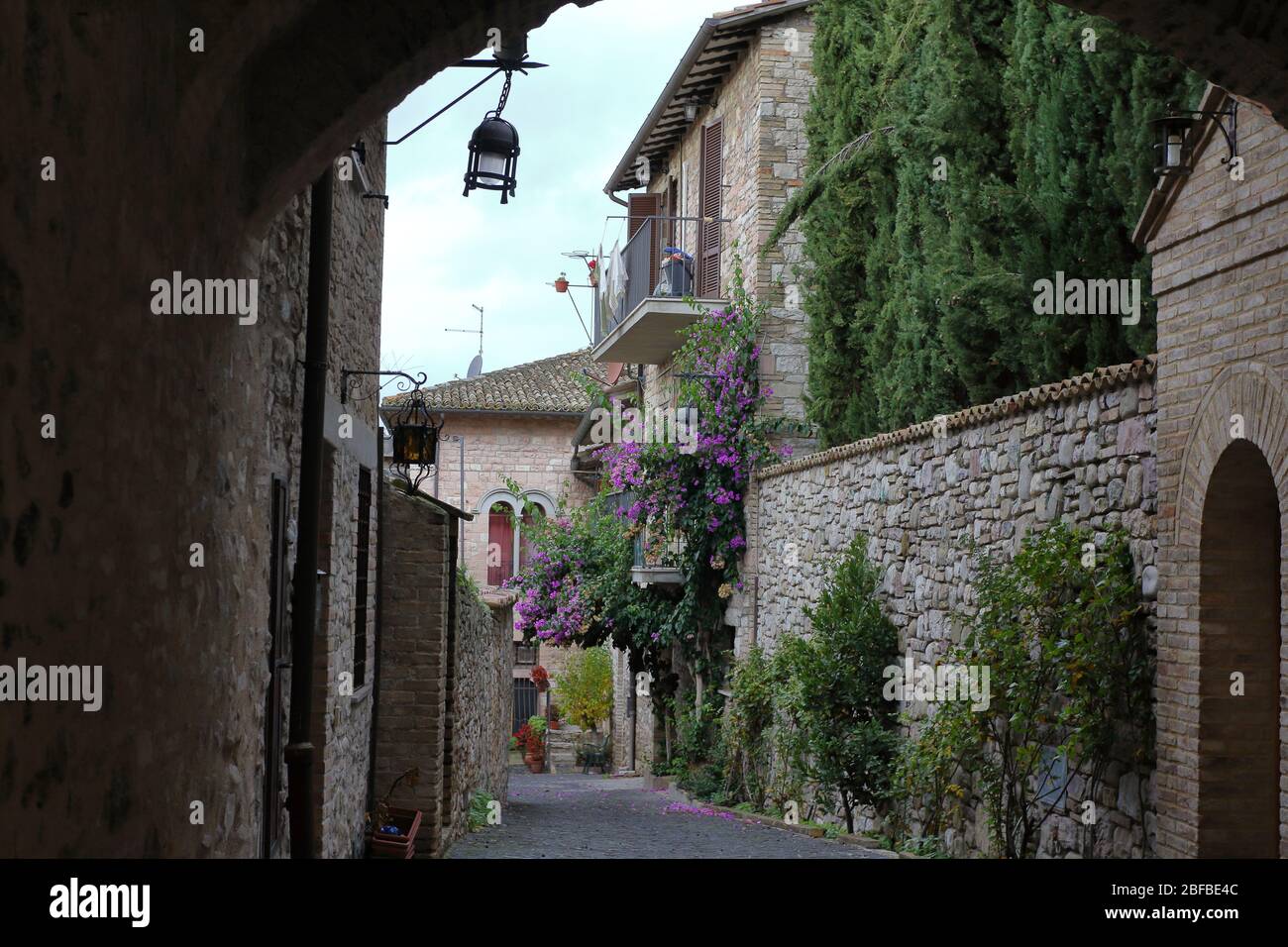 Assisi, Italia - 11/30/2019: Le strade del borgo medievale di Assisi Foto Stock