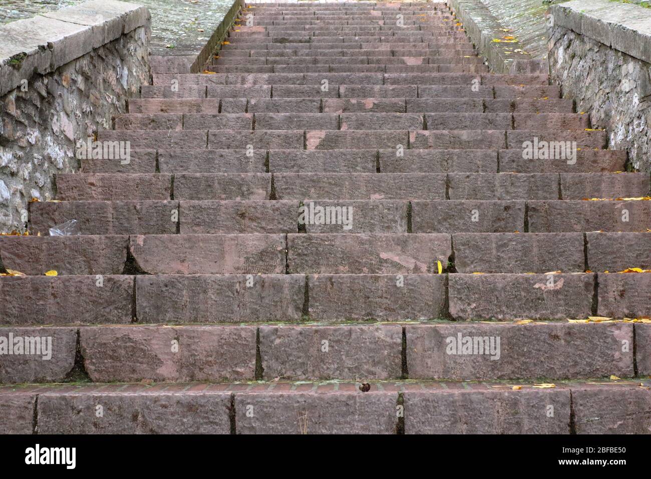 Assisi, Italia - 11/30/2019: Le strade del borgo medievale di Assisi Foto Stock