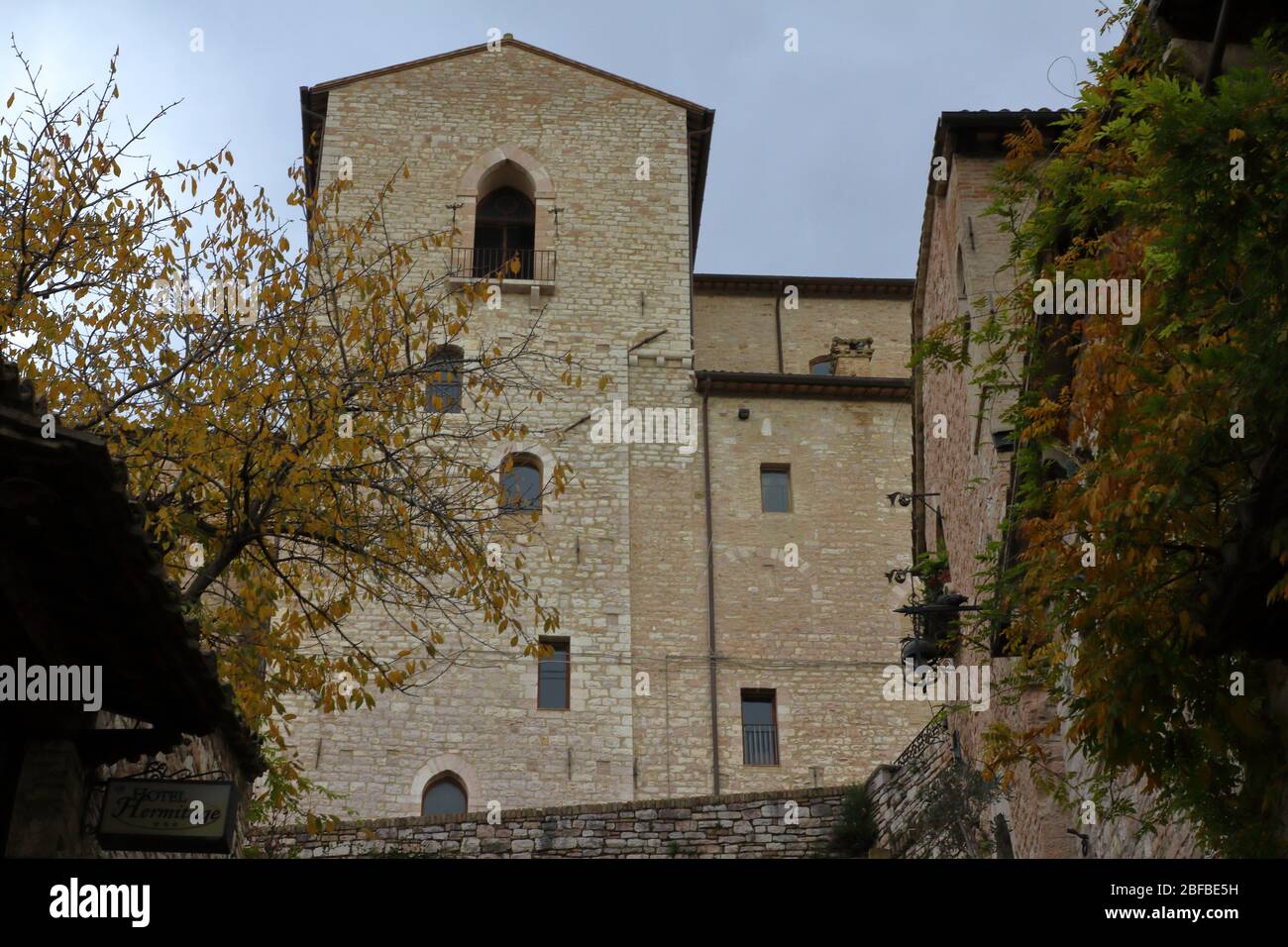 Assisi, Italia - 11/30/2019: Le strade del borgo medievale di Assisi Foto Stock