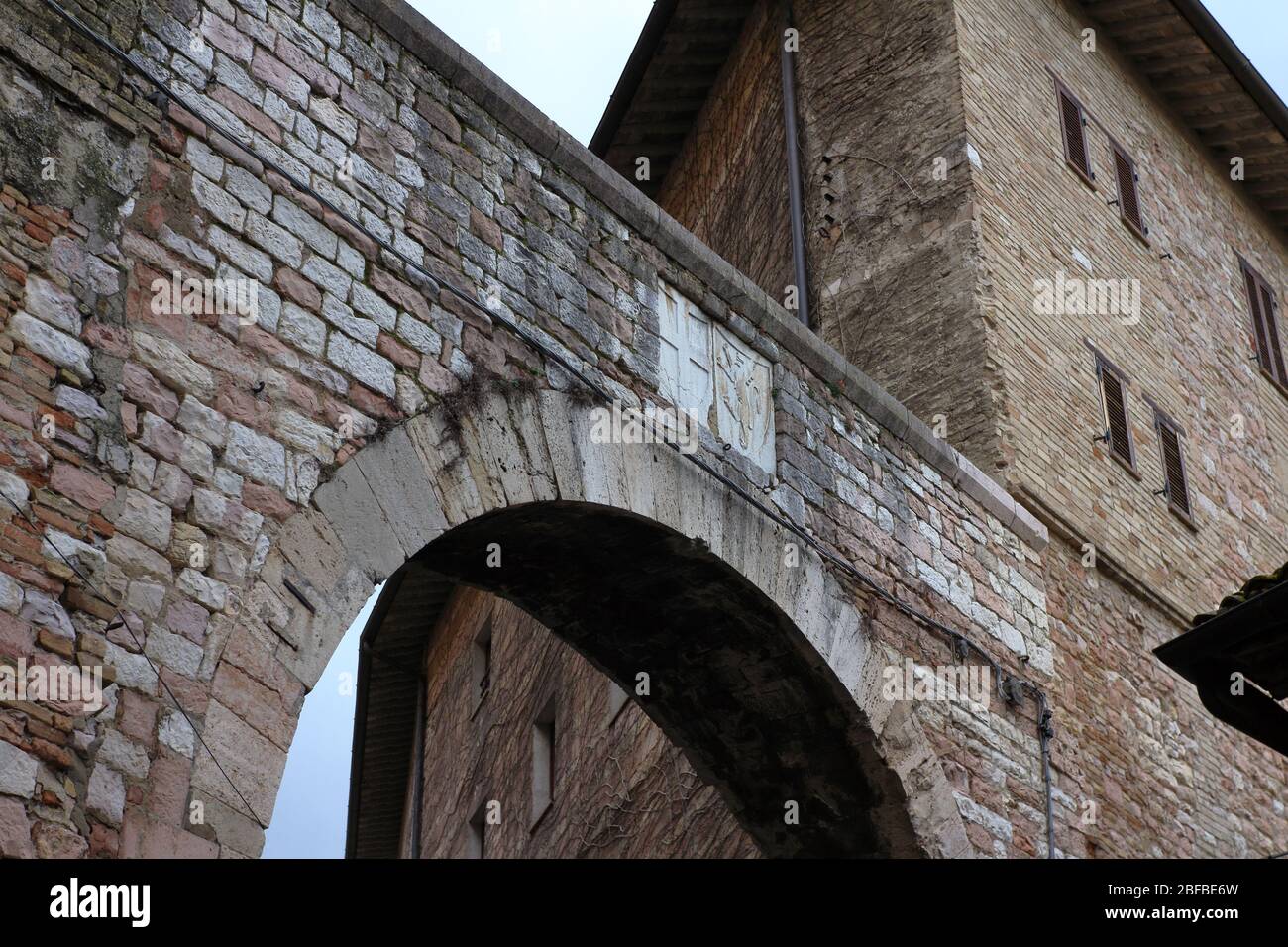 Assisi, Italia - 11/30/2019: Le strade del borgo medievale di Assisi Foto Stock