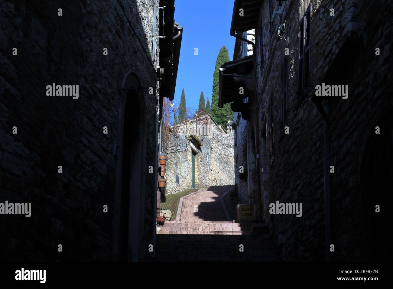 Assisi, Italia - 11/30/2019: Le strade del borgo medievale di Assisi Foto Stock