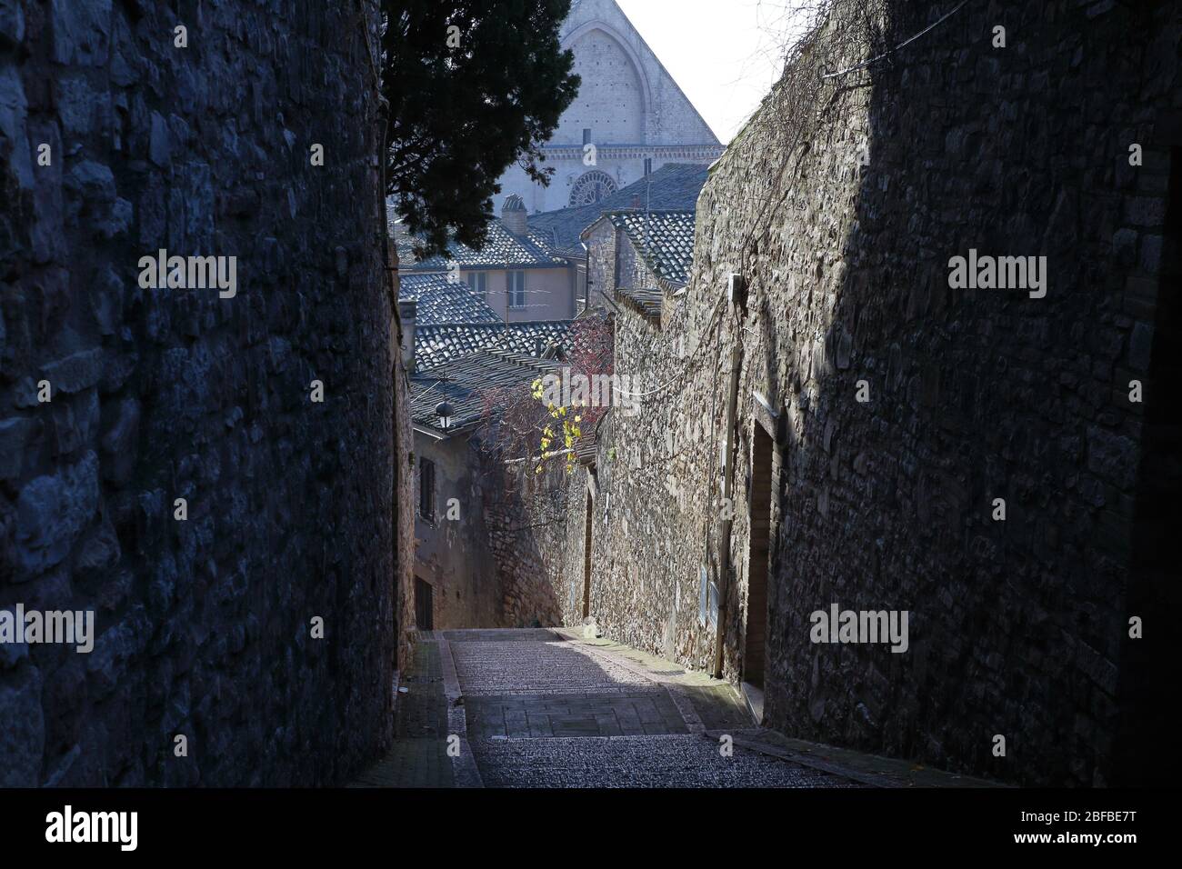 Assisi, Italia - 11/30/2019: Le strade del borgo medievale di Assisi Foto Stock