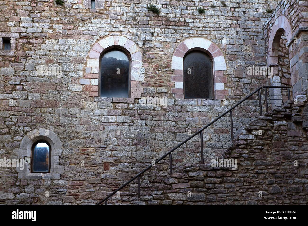 Assisi, Italia - 11/30/2019: Esterno ed interno della fortezza medievale maggiore Foto Stock