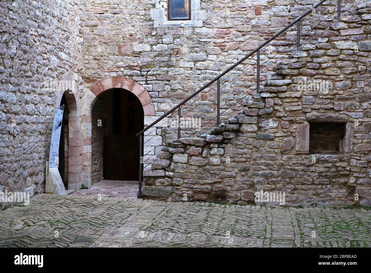 Assisi, Italia - 11/30/2019: Esterno ed interno della fortezza medievale maggiore Foto Stock