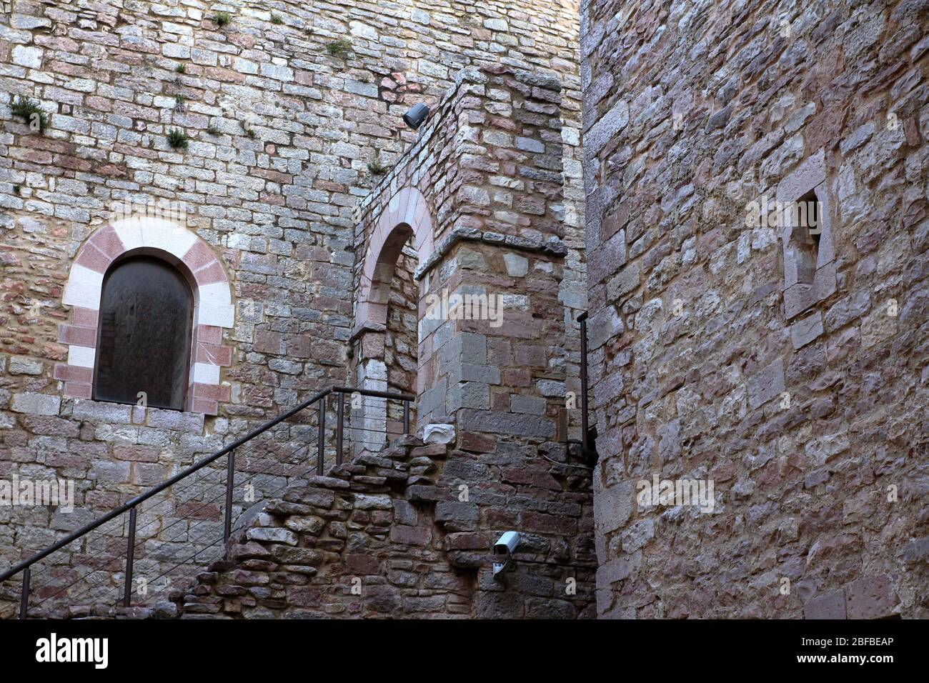 Assisi, Italia - 11/30/2019: Esterno ed interno della fortezza medievale maggiore Foto Stock