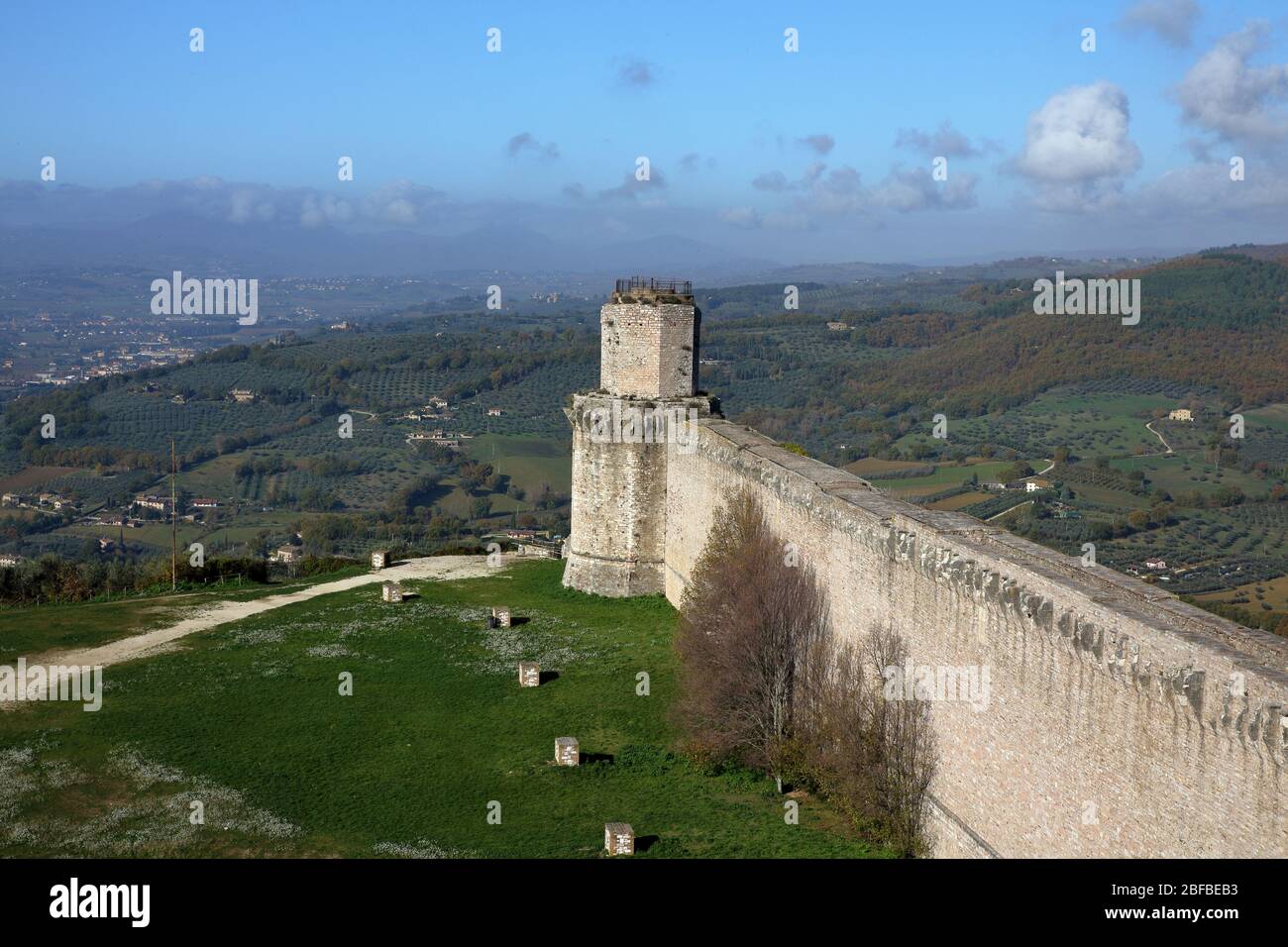 Assisi, Italia - 11/30/2019: Esterno ed interno della fortezza medievale maggiore Foto Stock