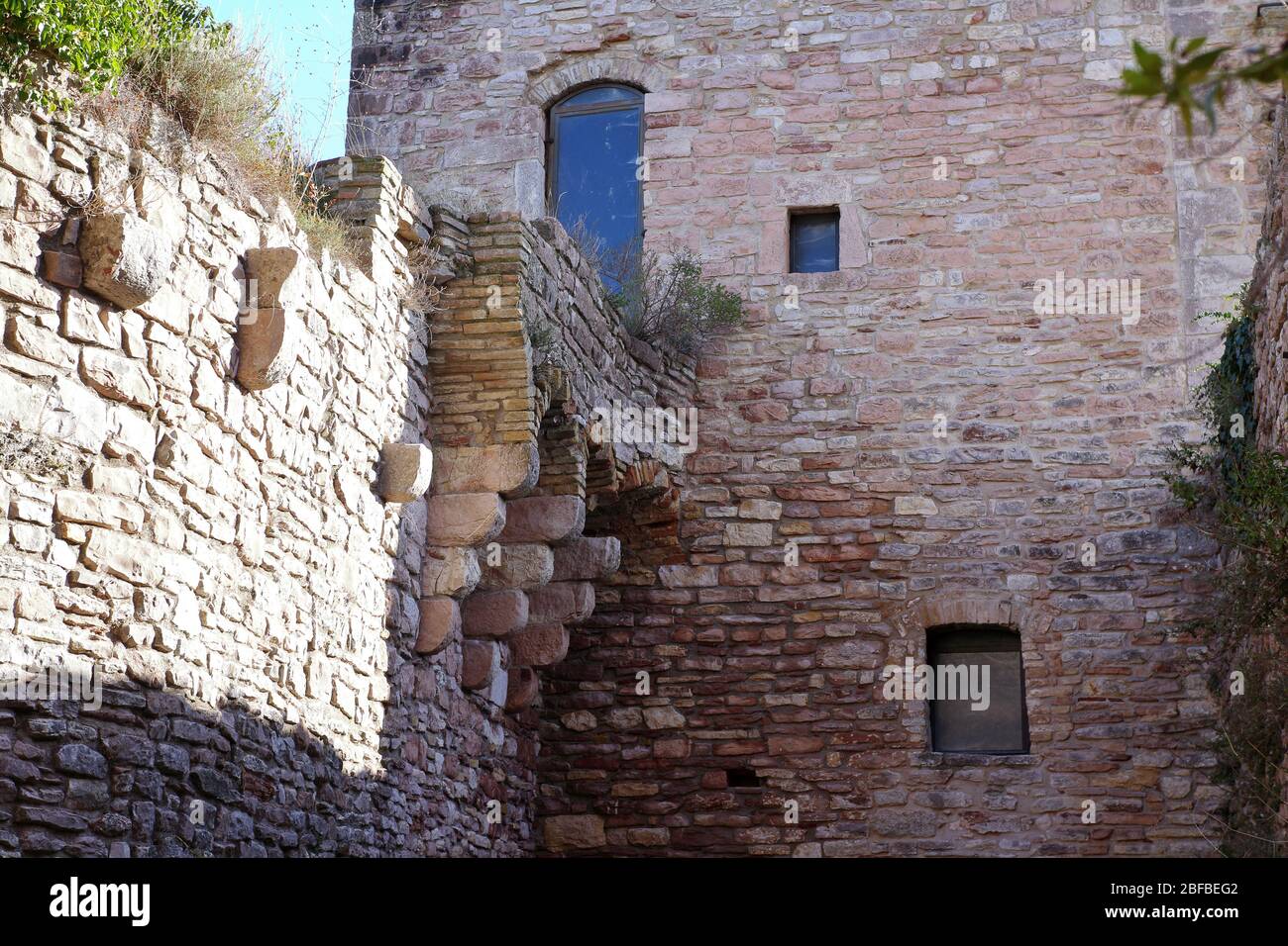 Assisi, Italia - 11/30/2019: Esterno ed interno della fortezza medievale maggiore Foto Stock