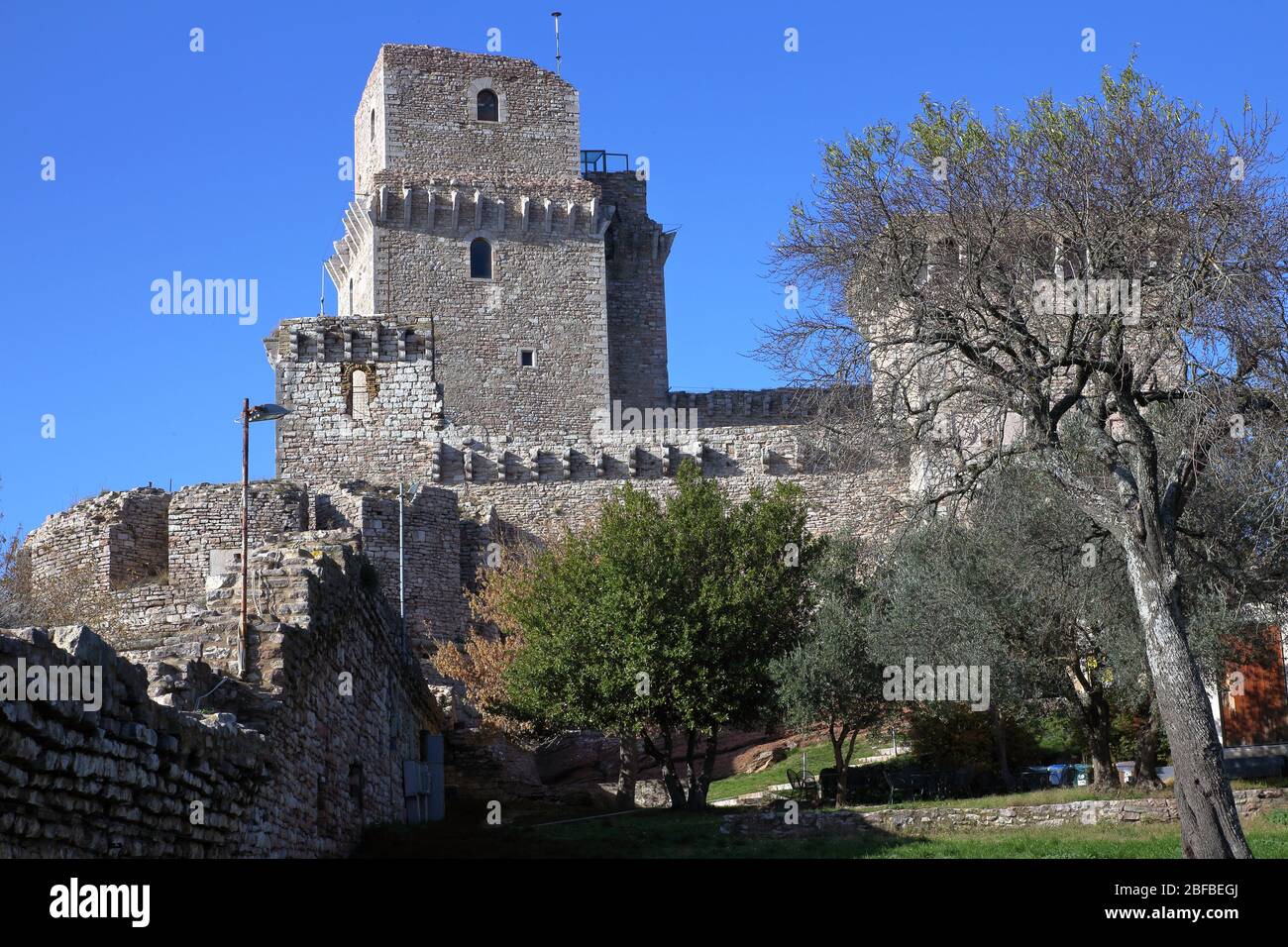 Assisi, Italia - 11/30/2019: Esterno ed interno della fortezza medievale maggiore Foto Stock