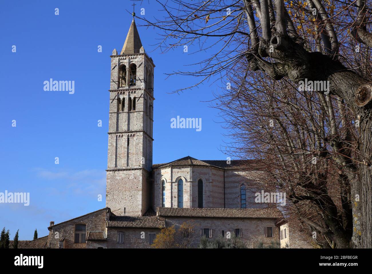Assisi, Italia - 11/30/2019: Le strade del borgo medievale di Assisi Foto Stock