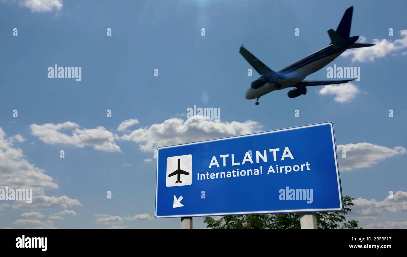 Aereo silhouette atterraggio ad Atlanta, Georgia, USA. Arrivo in città con cartello con direzione aeroporto internazionale e cielo blu sullo sfondo. Viaggi, Foto Stock