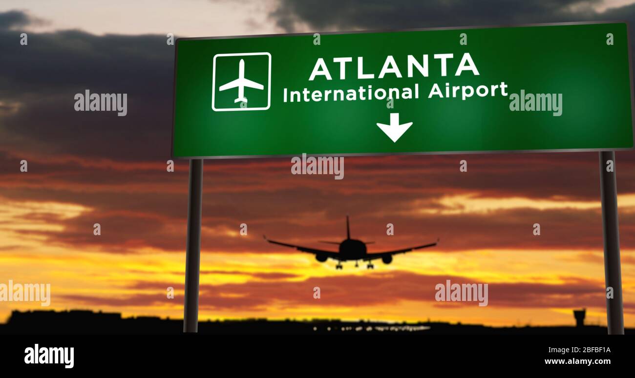 Aereo silhouette atterraggio ad Atlanta, Georgia, Stati Uniti. Arrivo in città con cartello con la direzione dell'aeroporto e tramonto sullo sfondo. Viaggio e. Foto Stock