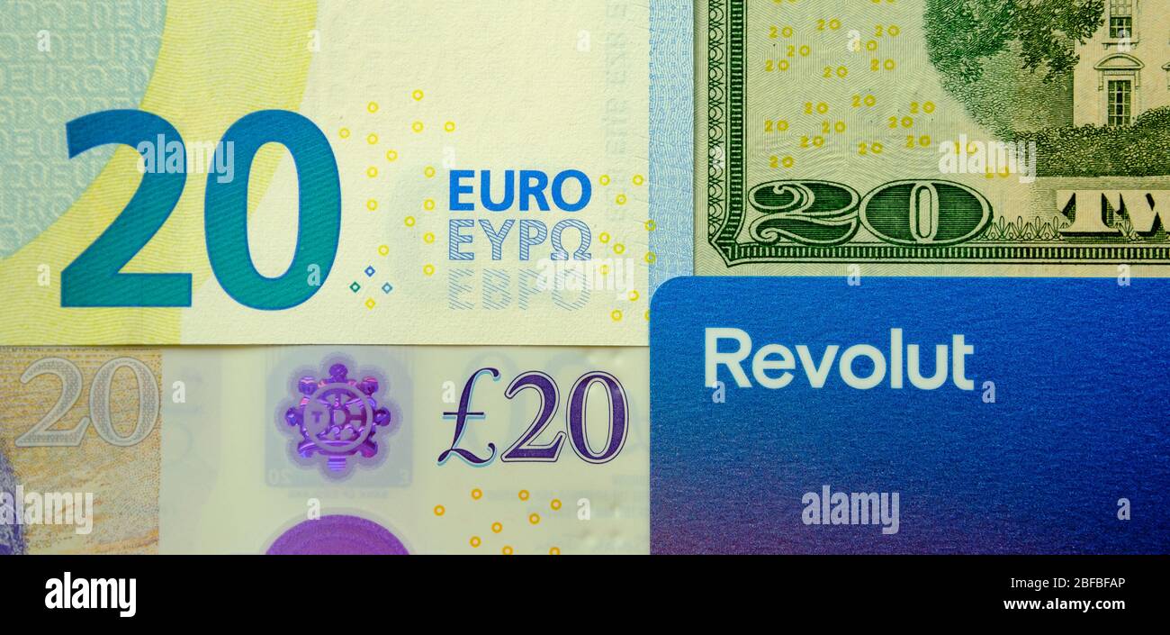 Carta di credito VISA Revolut piazzata accanto a 20 sterline, dollari ed EURO. La scheda con il nuovo marchio con il nuovo logo Revolut aggiornato. Concetto. Foto Stock