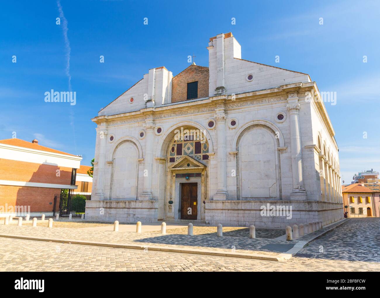 Tesoro della Cattedrale Tempio Malatestiano Cattedrale chiesa cattolica nel centro storico turistico di Rimini con sfondo blu, Emilia- Foto Stock