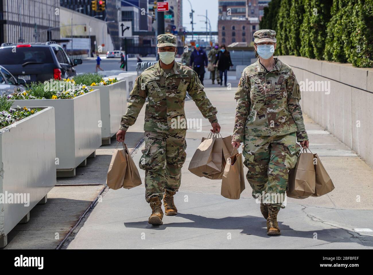 New York, EUA. 17 Aprile 2020. Il personale militare DELLA Guardia Nazionale DEGLI STATI UNITI è visto di fronte al centro espositivo Jacob K. Javits, dove è stato istituito un ospedale da campo a New York durante la pandemia di coronavirus COVID-19 negli Stati Uniti. Credit: Brazil Photo Press/Alamy Live News Foto Stock