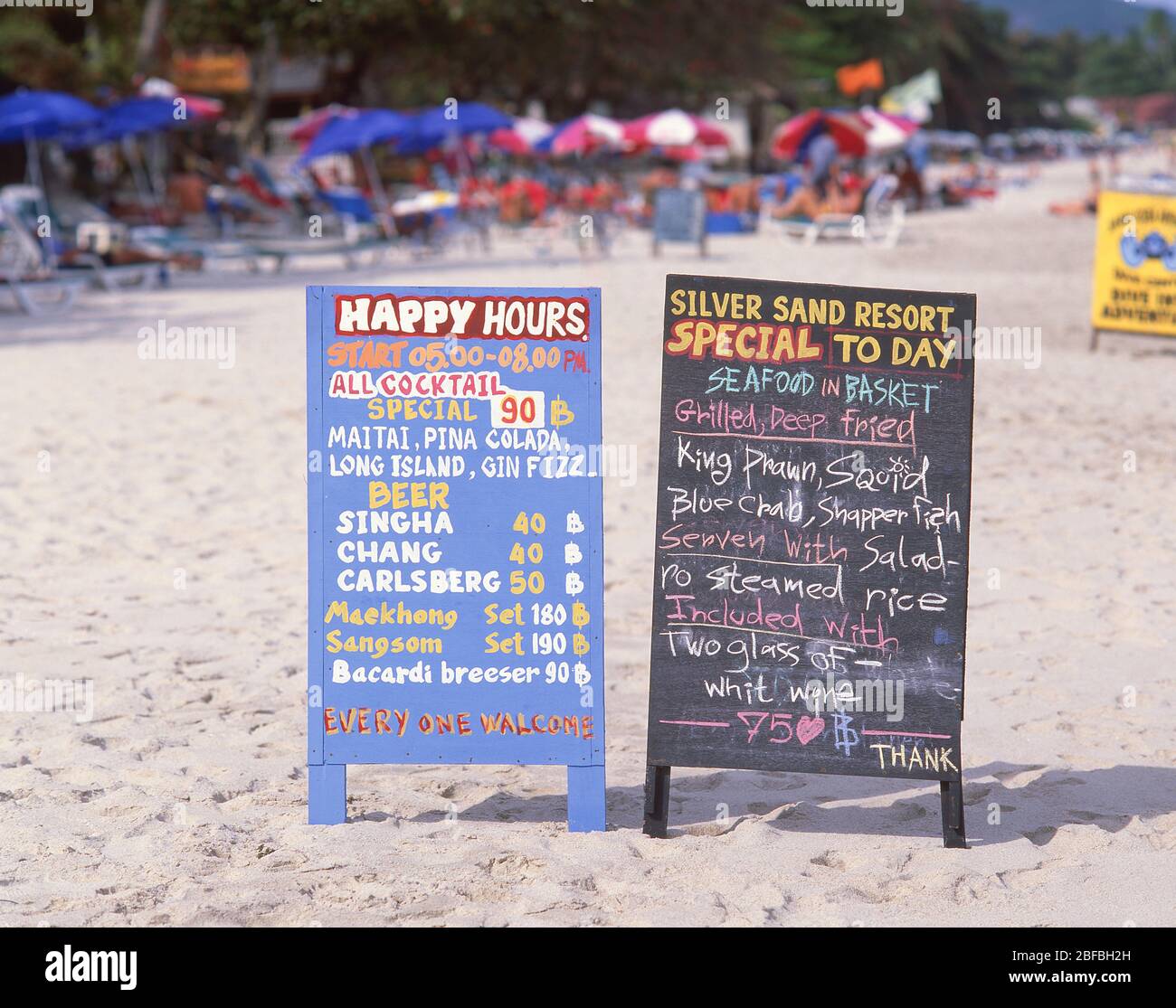 Bar e ristorante con indicazioni per il menu sulla spiaggia di Chaweng, Bo Phut, Koh Samui, Surat Thani Province, Regno di Thailandia Foto Stock
