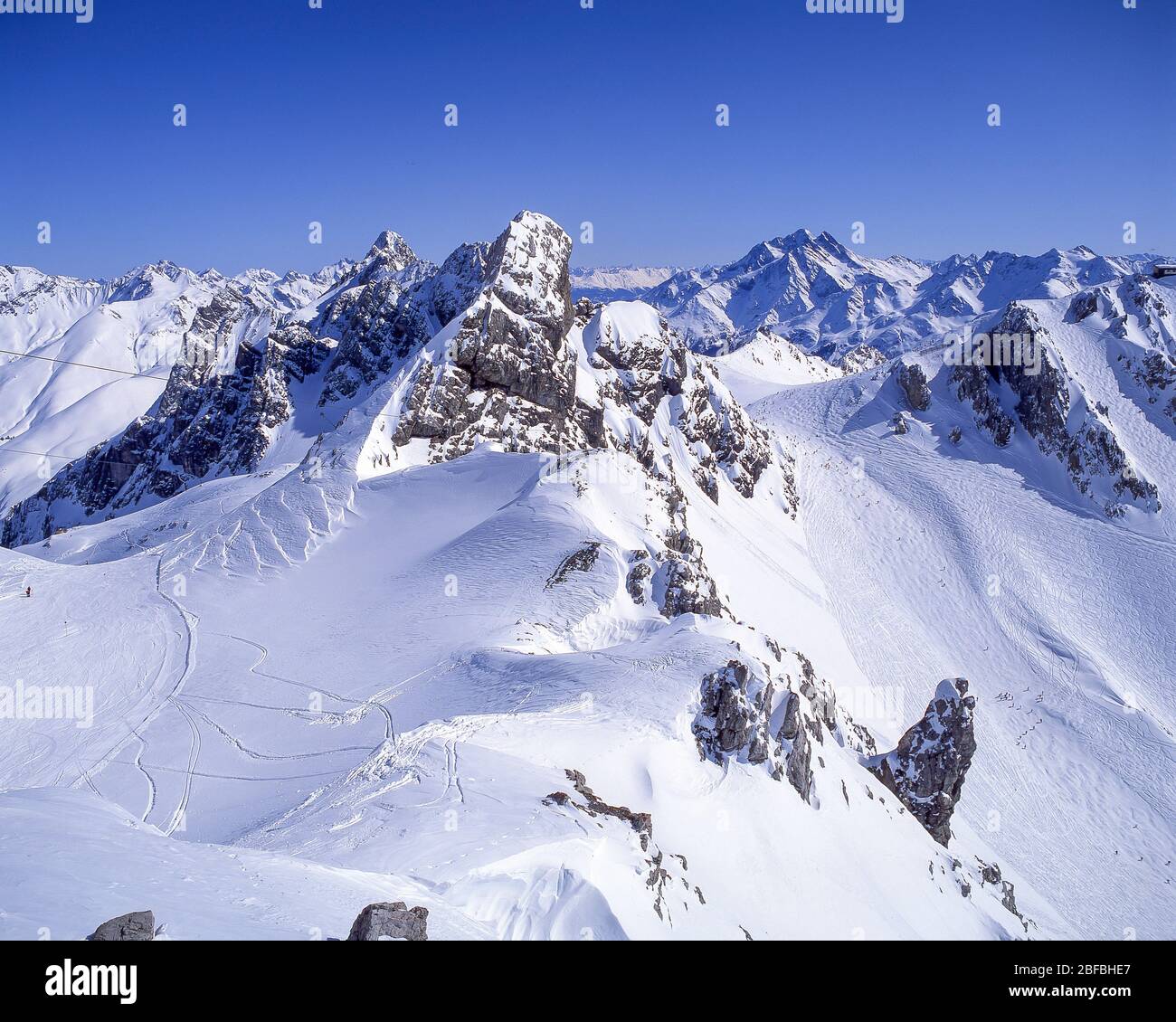 Vista sulle montagne dalla stazione Valuga, St.Anton (Sankt Anton am Arlberg), Tirolo, Austria Foto Stock