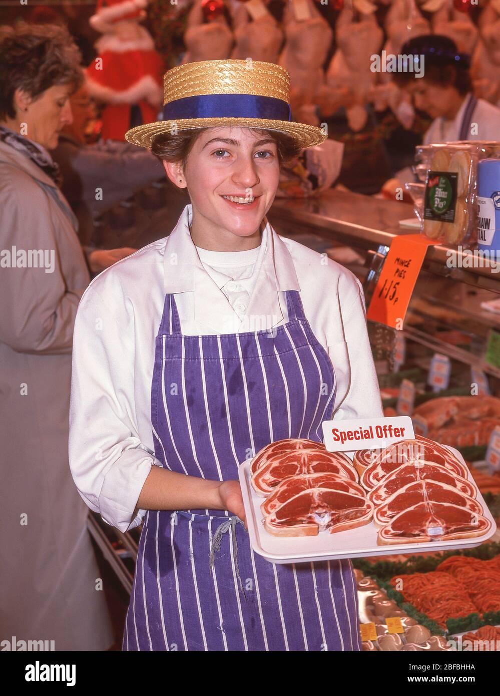 Giovane macellaio femminile, Leadenhall Market, City of London, Greater London, England, United Kingdom Foto Stock