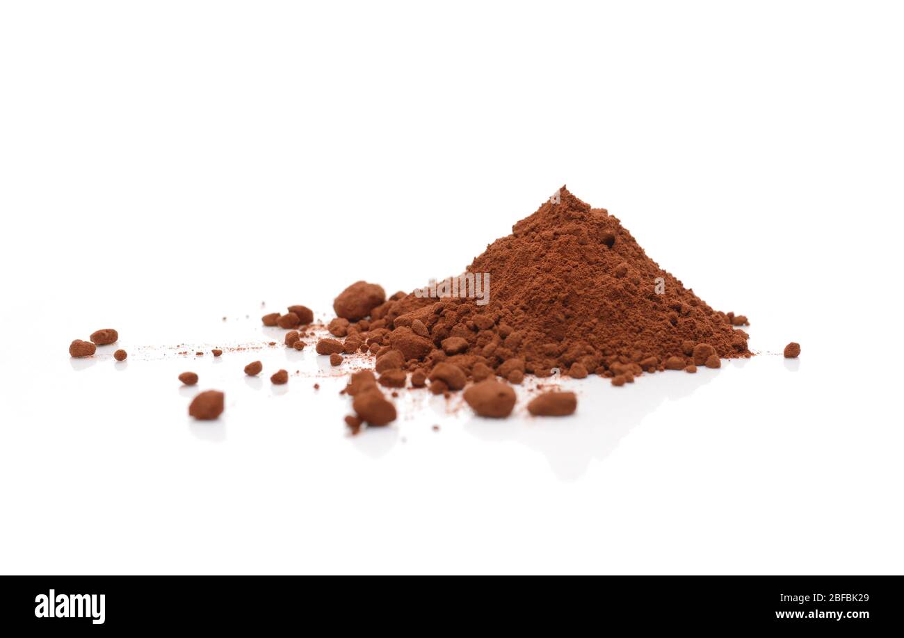 polvere di cacao marrone su fondo bianco Foto Stock