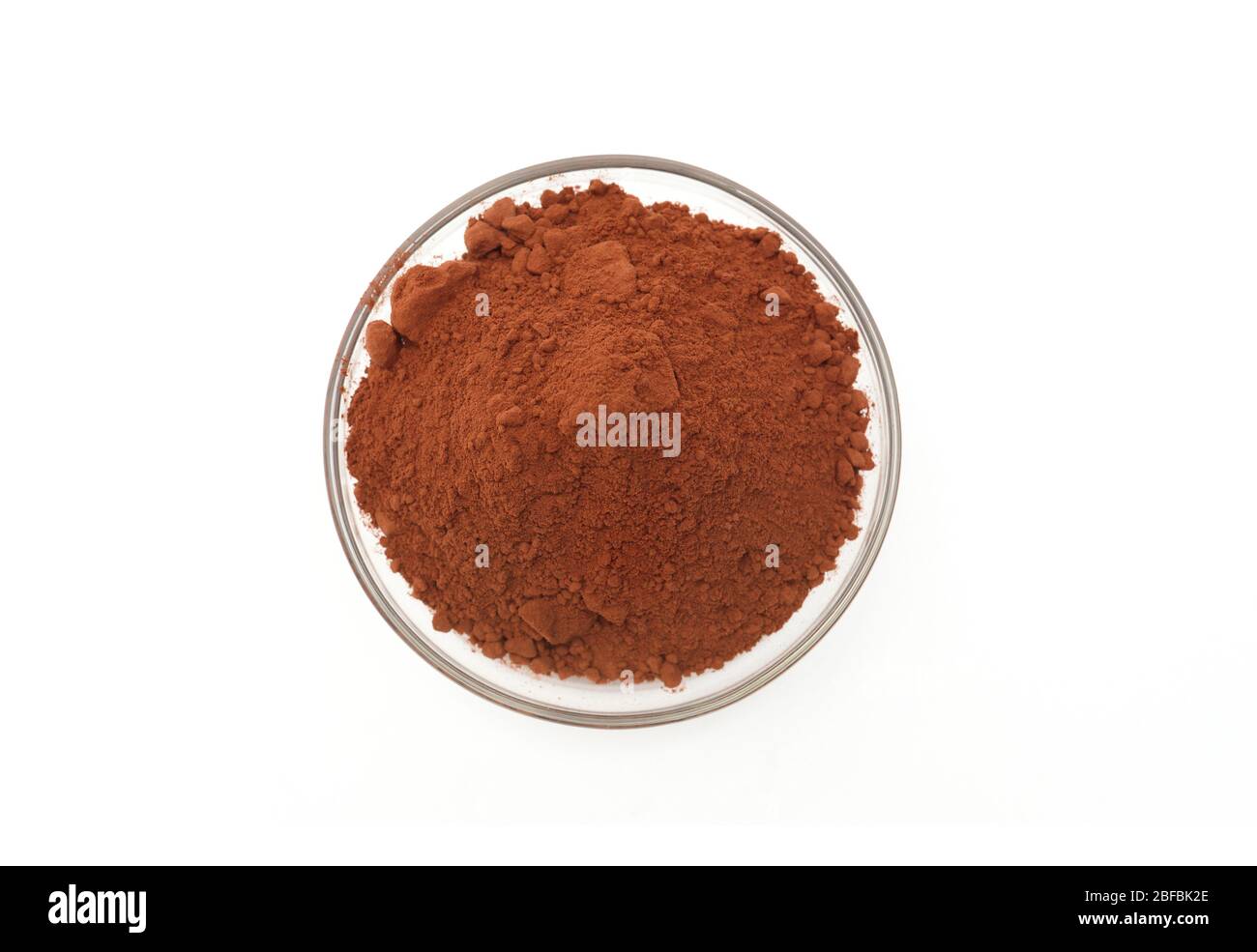 ciotola di polvere di cacao marrone su sfondo bianco vista dall'alto Foto Stock