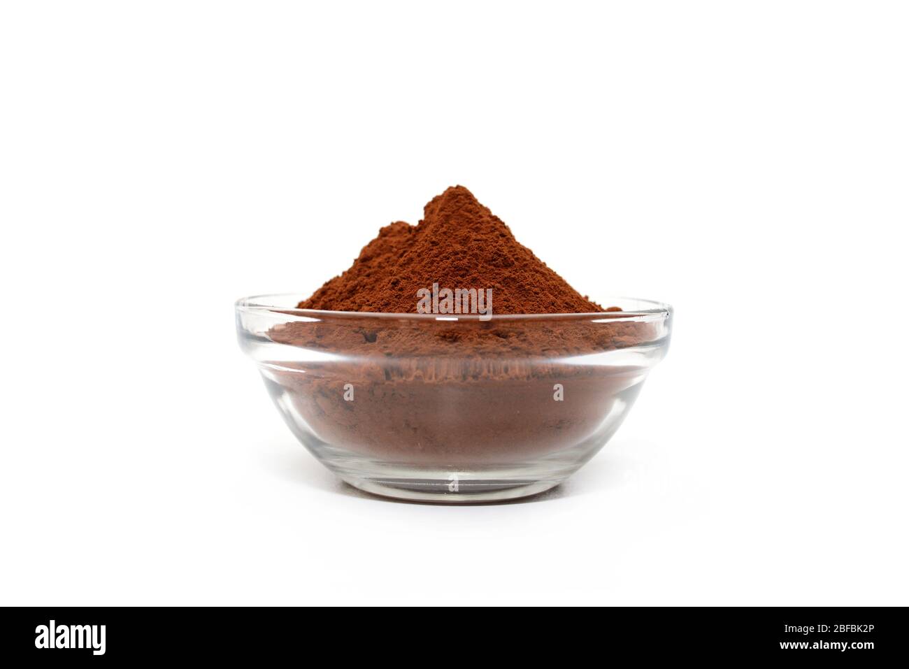 ciotola di polvere di cacao marrone su fondo bianco Foto Stock