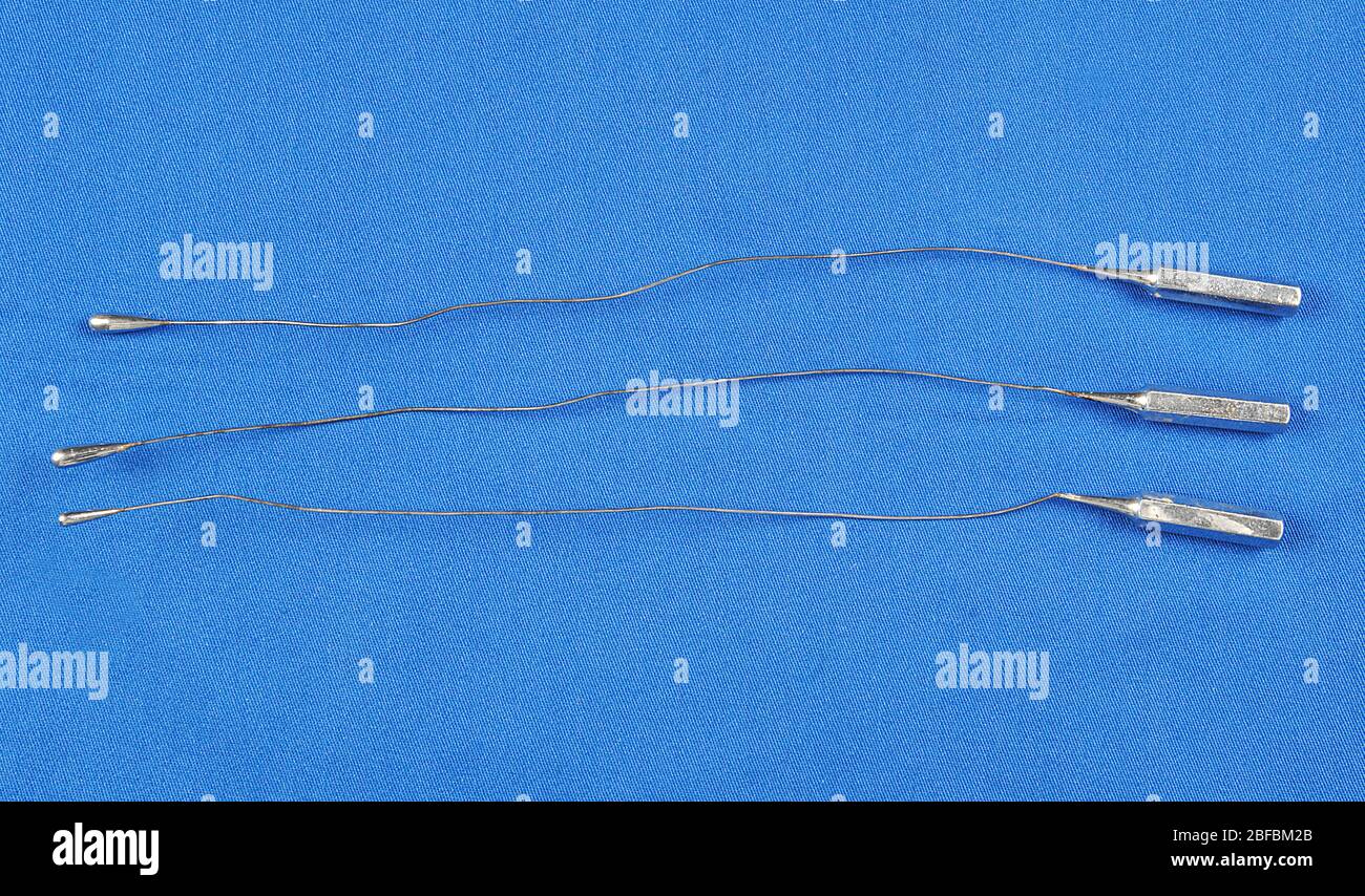 Una gamma di sonde diverse. Questi sono usati per misurare la profondità di una cavità o di un seno durante l'intervento chirurgico. Foto Stock