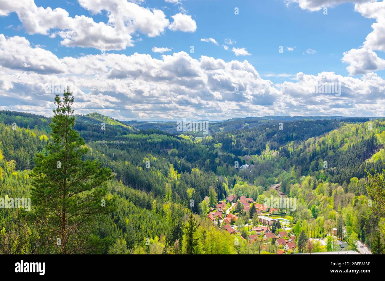Vista panoramica aerea della foresta di Slavkov con colline e alberi verdi vicino alla città di Carlsbad, Karlovy Vary distretto, Boemia occidentale, Repubblica Ceca Foto Stock