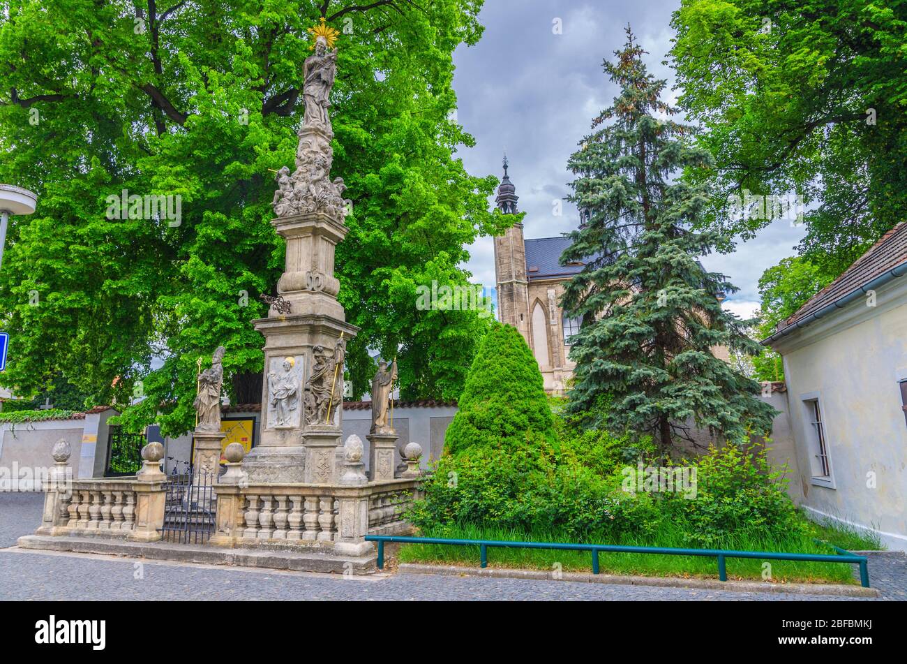 La colonna della peste Morovy Sloup vicino all'Ossario Sedlec piccola cappella cattolica romana e Cimitero Chiesa di tutti i Santi nella città di Kutna Hora, Bohem centrale Foto Stock