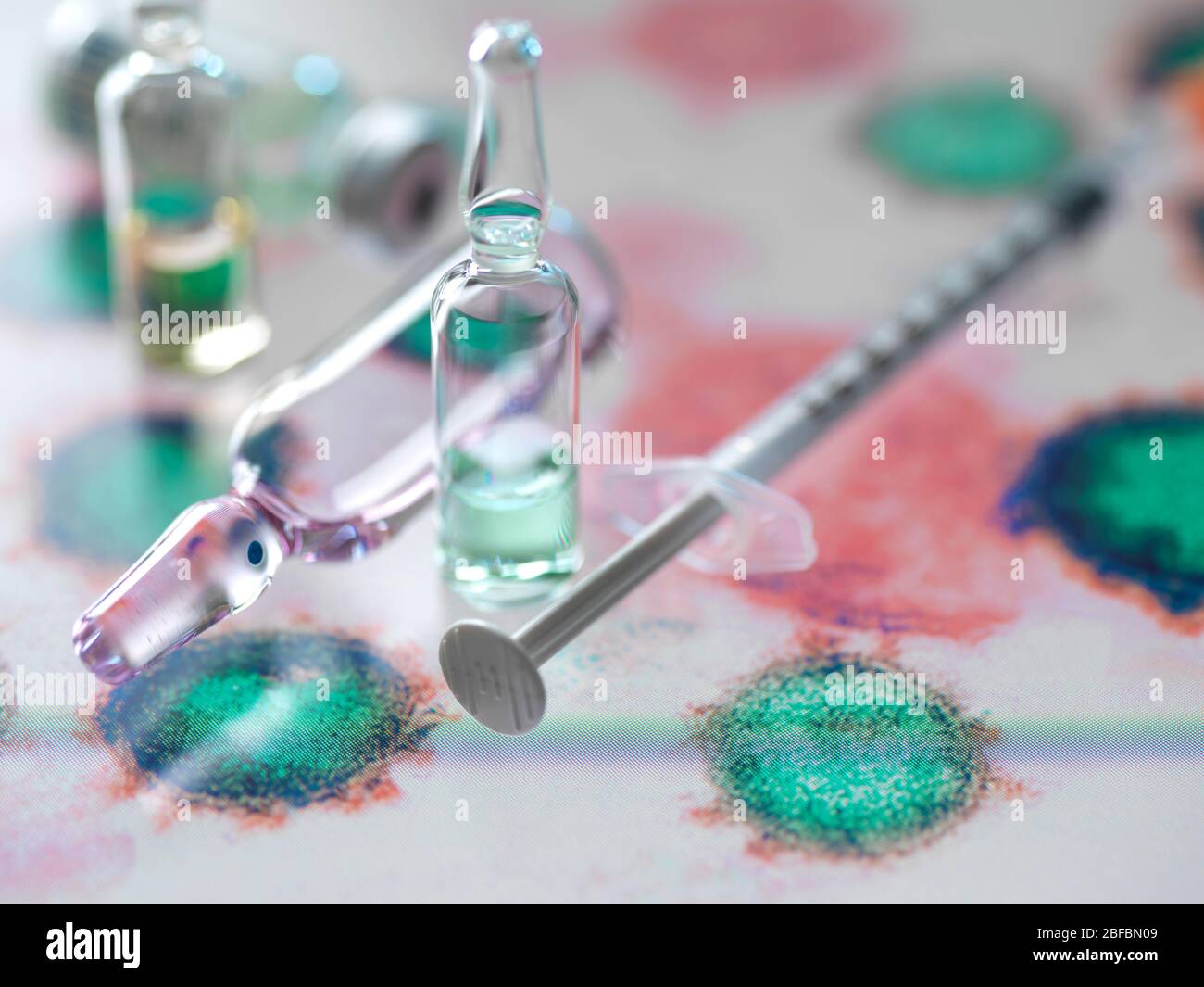 Ricerca farmaceutica. Nuovi medicinali e vaccini potenziali su una micrografia elettronica di un virus. Foto Stock