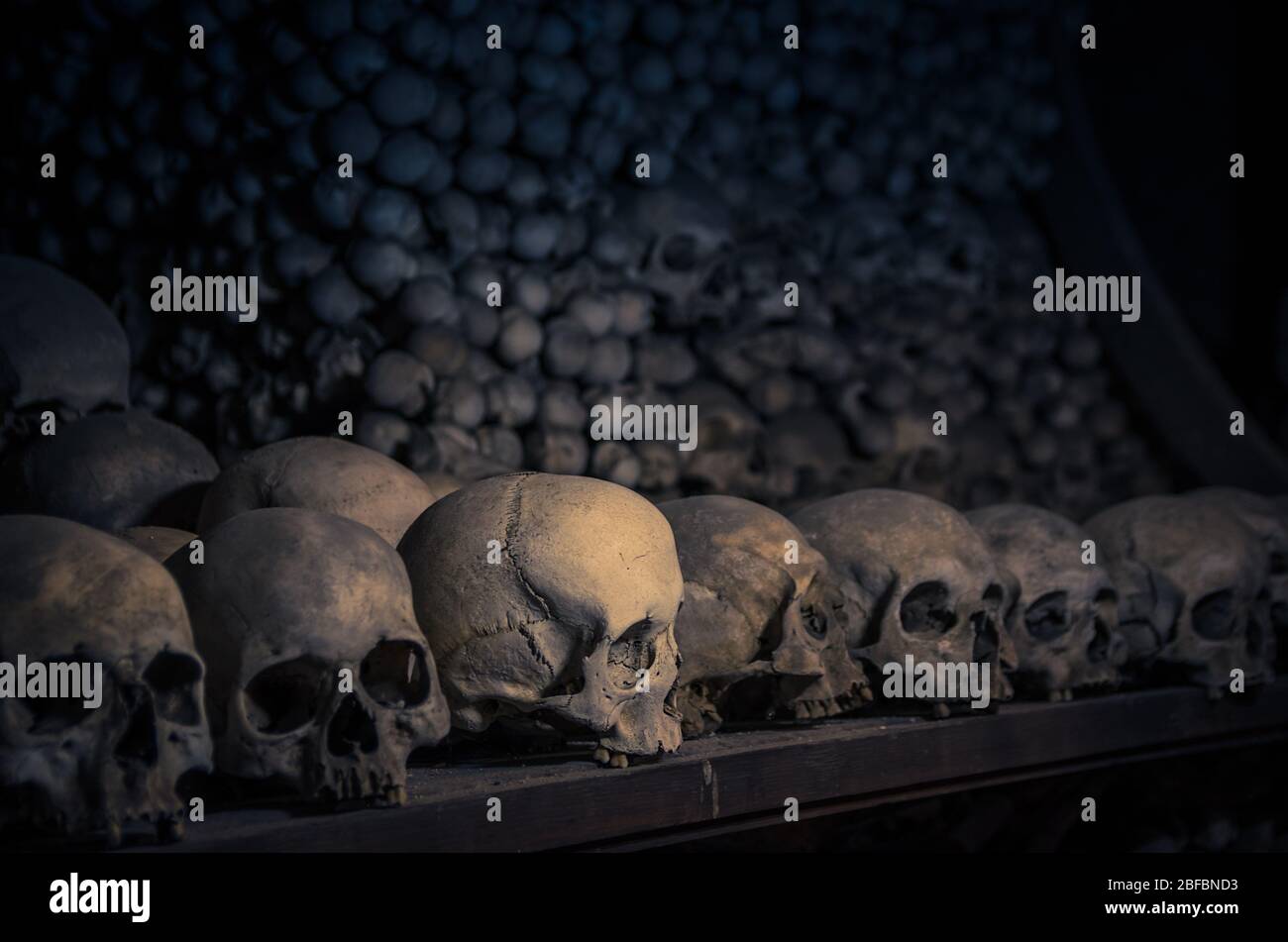 Ossa umane e teschi. Mucchio di teschi. Collezione di teschi. Simbolo di morte, paura e male. Chiesa di Kostnice a Kutna Hora. Foto Stock