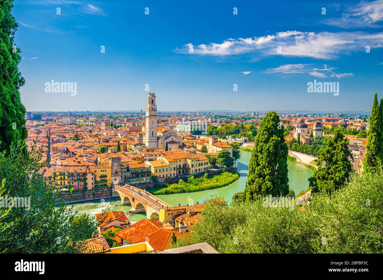 Veduta aerea del centro storico di Verona, ponte pietra sul fiume Adige, Duomo di Verona, Duomo di Verona, tetti di tegole rosse, Veneto Regio Foto Stock