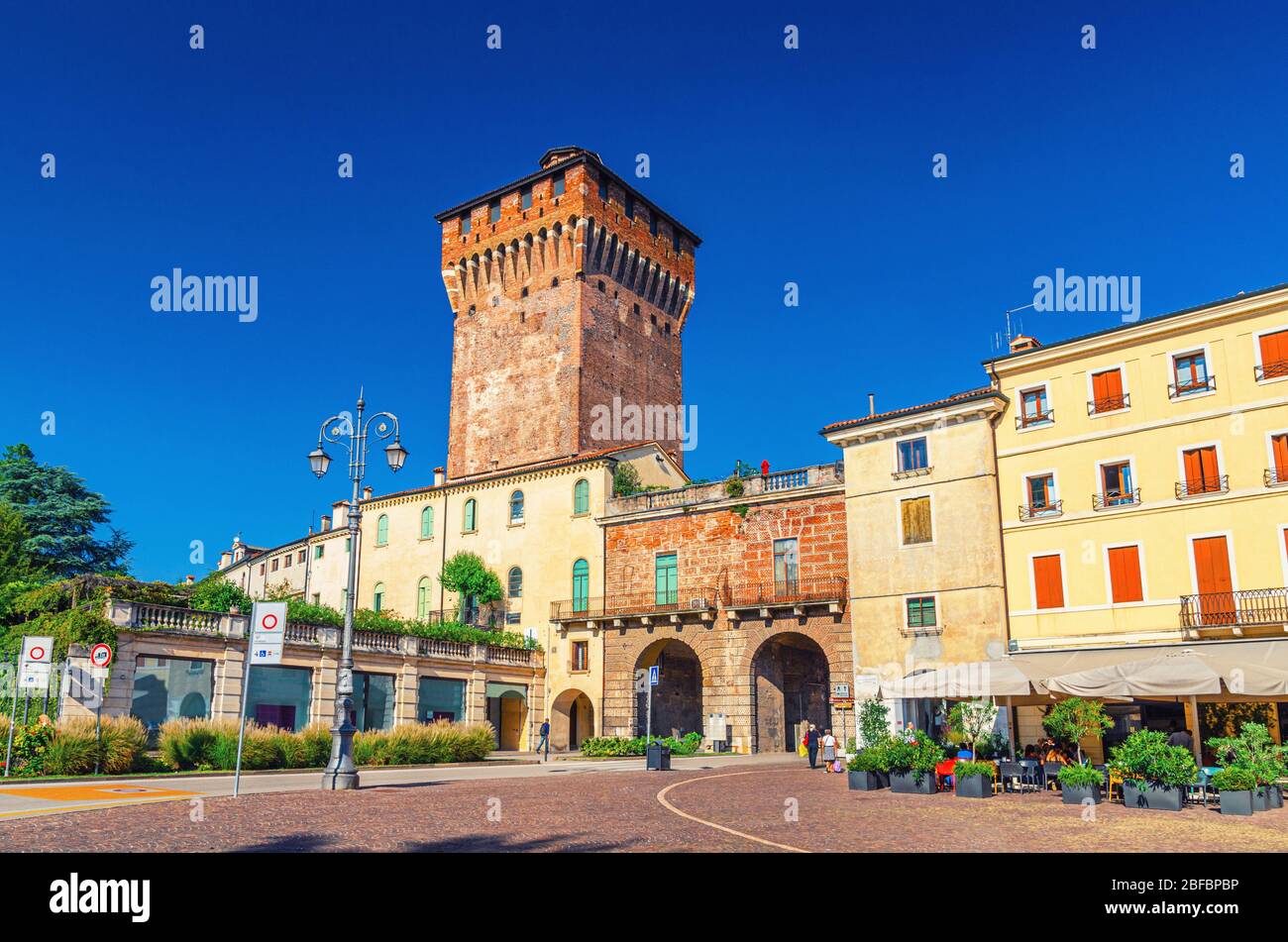 Torre porta Castello Torre e porta Terrazza Torrione edificio in mattoni nel centro storico della città di Vicenza, ristorante di strada, luce di strada, b Foto Stock