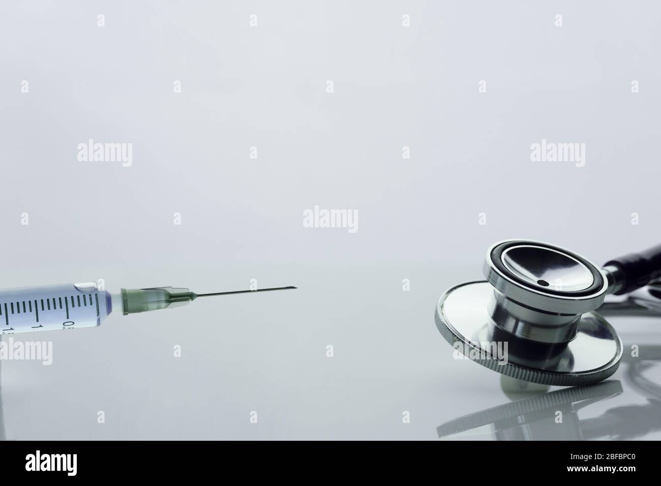 stetoscopio un farmaco blu nella terapia della siringa foe malattia medica medico diagnosi medico su sfondo bianco Foto Stock