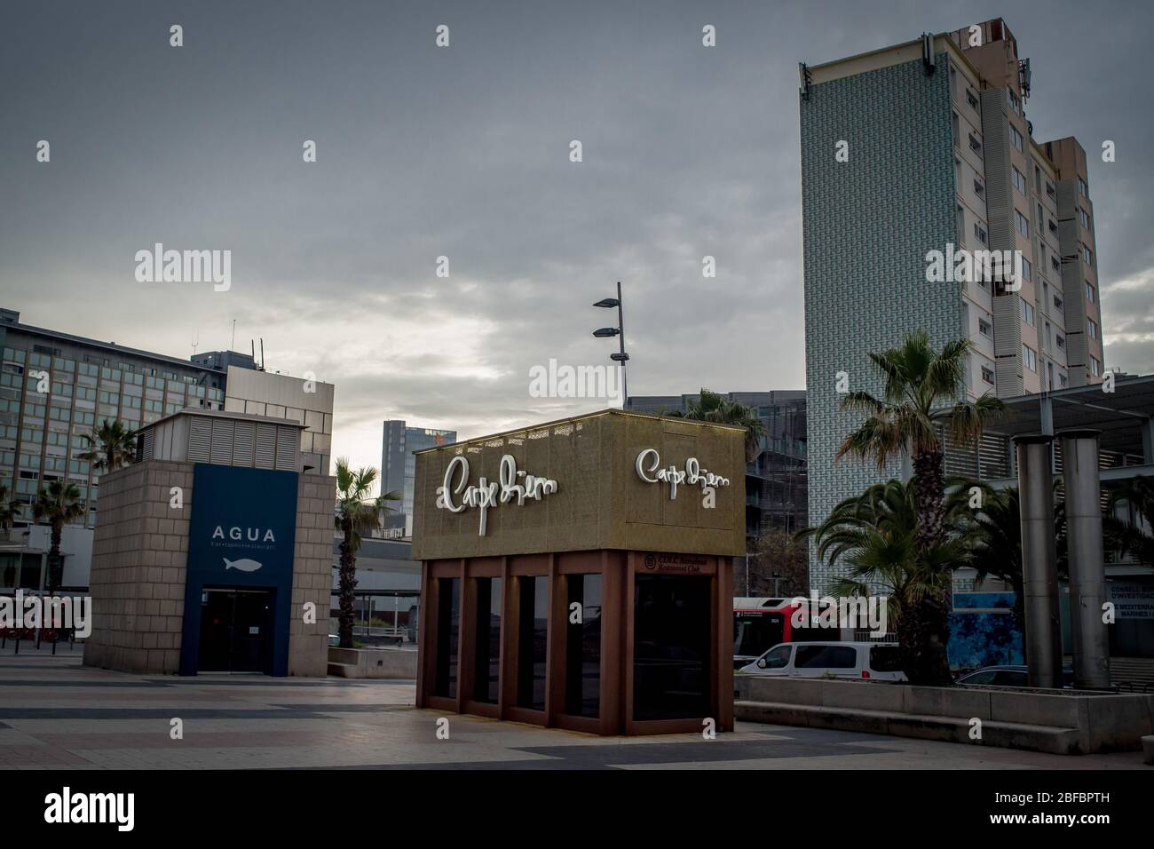 Barcellona, Catalogna, Spagna. 17 aprile 2020 - l'ingresso di due discoteche appaiono chiuse e vuote in una zona della vita notturna di Barcellona. Il Ministero della Sanità spagnolo calcola un nuovo aumento dei decessi quotidiani per coronavirus, con 585 decessi registrati. Credit:Jordi Boixareu/Alamy Live News Foto Stock