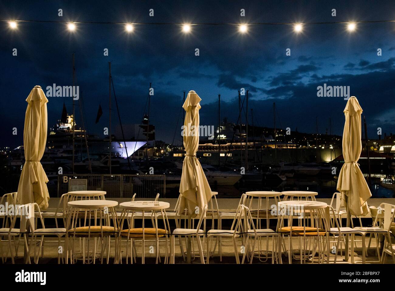 Barcellona, Catalogna, Spagna. 17 aprile 2020 - la terrazza di un ristorante appare chiusa e vuota in una zona della vita notturna di Barcellona. Il Ministero della Sanità spagnolo calcola un nuovo aumento dei decessi quotidiani per coronavirus, con 585 decessi registrati. Credit:Jordi Boixareu/Alamy Live News Foto Stock