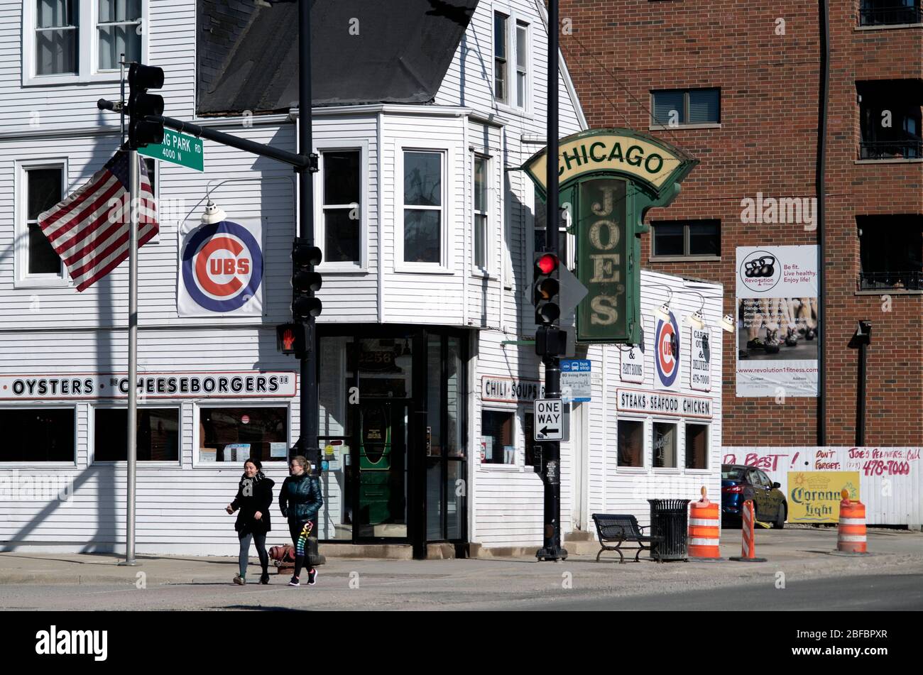 Chicago, Illinois, Stati Uniti. Ristorante d'angolo su Irving Park Road in un isolato di città nel quartiere Nord Centrale sul lato nord-ovest di Chicago. Foto Stock Chicago, Illinois, Stati Uniti. Ristorante d'angolo su Irving Park Road in un isolato di città nel quartiere Nord Centrale sul lato nord-ovest di Chicago. Foto Stock