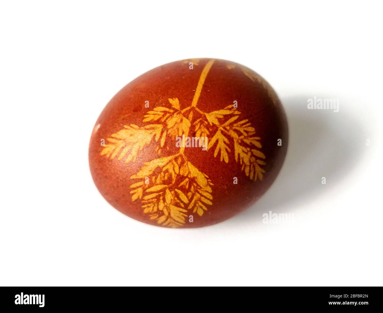 Tradizionalmente lituano dipinto uovo di Pasqua isolato su sfondo bianco Foto Stock