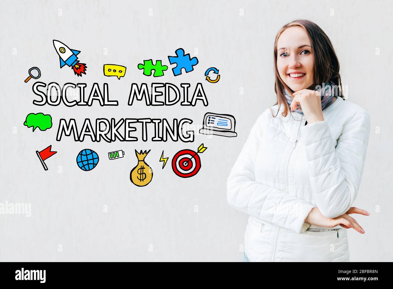 Concetto di marketing sui social media - ragazza su sfondo bianco con testo e icone. Primo piano. Foto Stock