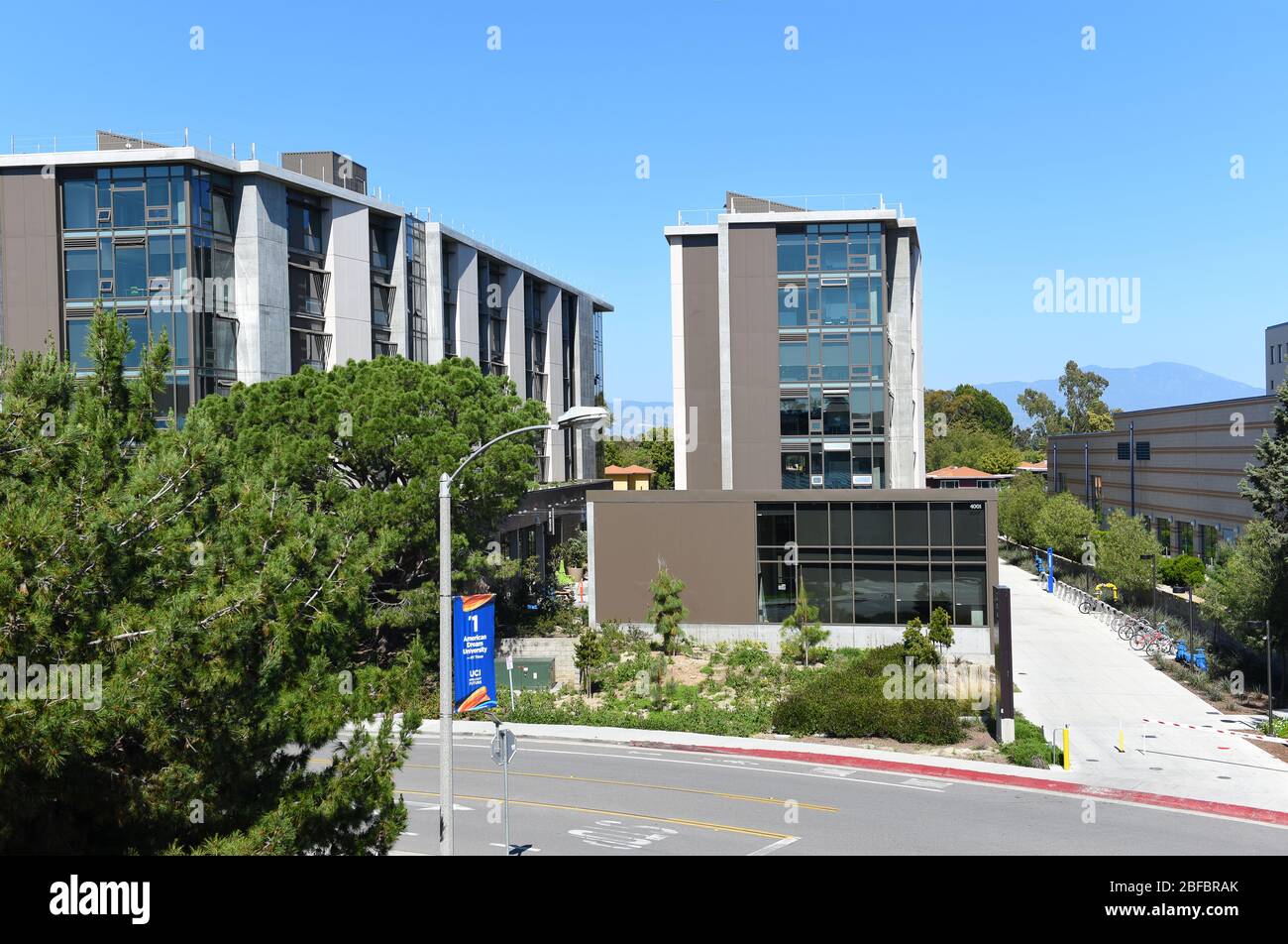 IRVINE, CALIFORNIA - 16 APRILE 2020: Sale di residenza di Mesa Court viste dalla struttura di parcheggio, all'Università di California Irvine, UCI. Foto Stock