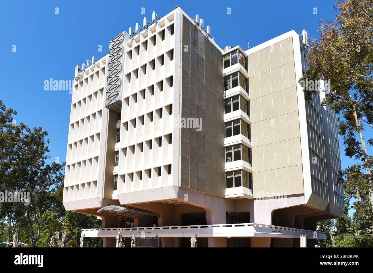 IRVINE, CALIFORNIA - 16 APRILE 2020: Torre di Ingegneria nel Campus dell'Università della California Irvine, UCI. Foto Stock