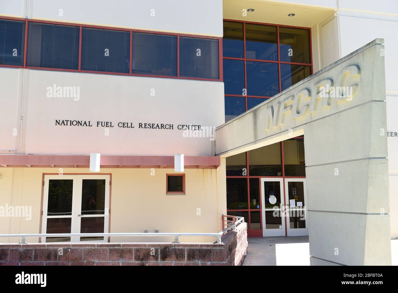 IRVINE, CALIFORNIA - 16 APRILE 2020: Primo piano del cartello e ingresso al Centro Nazionale di Ricerca delle celle a combustibile nel campus dell'Università di Cali Foto Stock